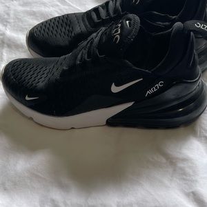 - Nike air max 270 size 8